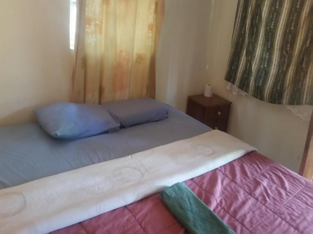 Postel nebo postele na pokoji v ubytování Mamba Village Kisumu
