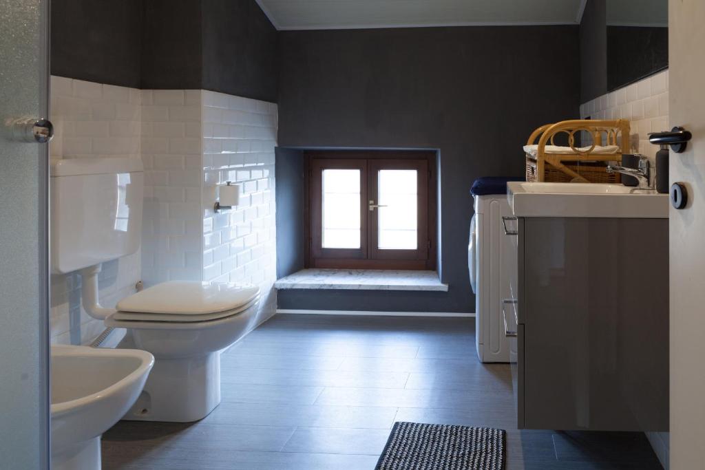 A bathroom at CIASEME'