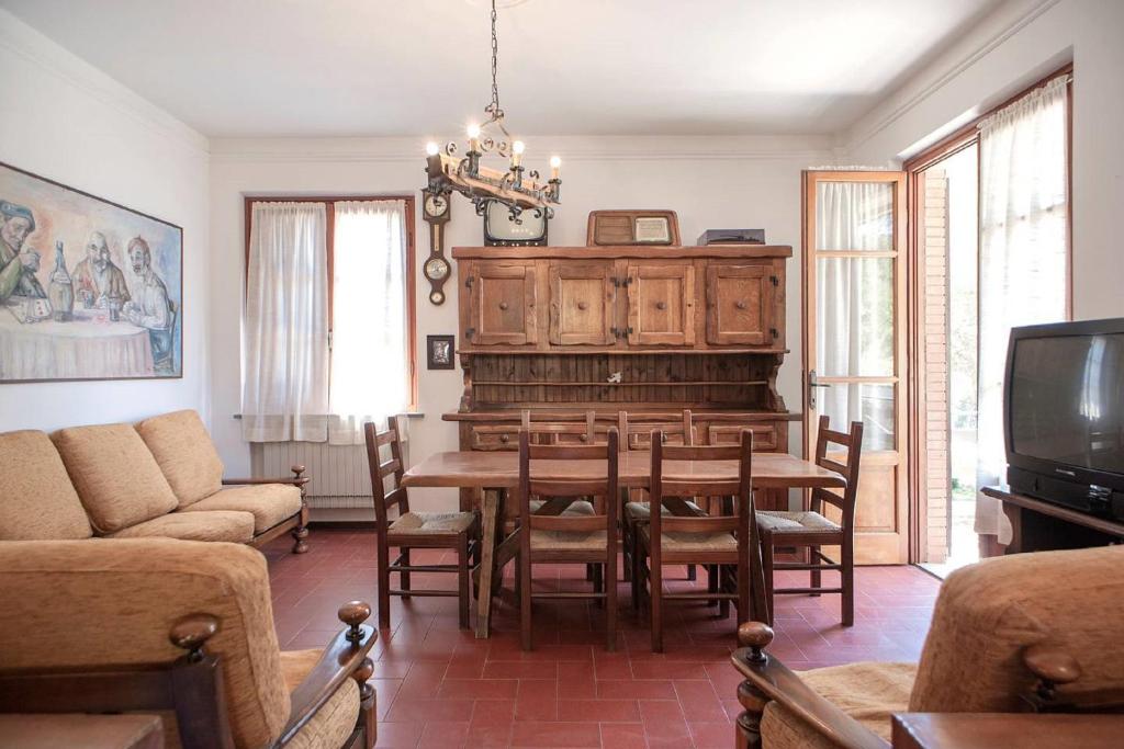 Televízia a/alebo spoločenská miestnosť v ubytovaní Azienda Agricola e Agriturismo Vallorsi