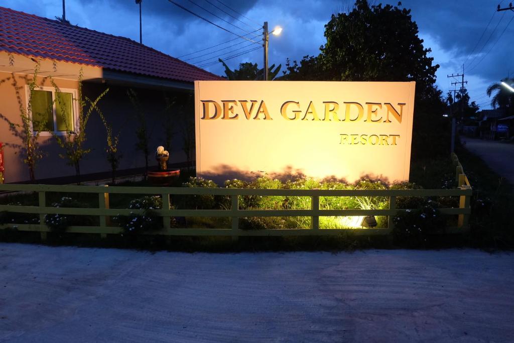 - un panneau indiquant la station de ski avec jardin déva dans l'établissement Deva Garden Resort, à Prachin Buri