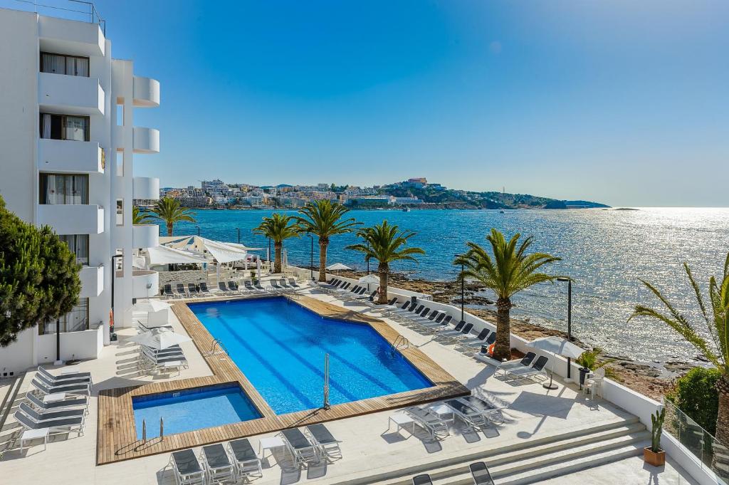 vista sulla piscina dell'hotel e sull'oceano di Apartamentos Vibra Jabeque Soul-3SUP a Ibiza Città