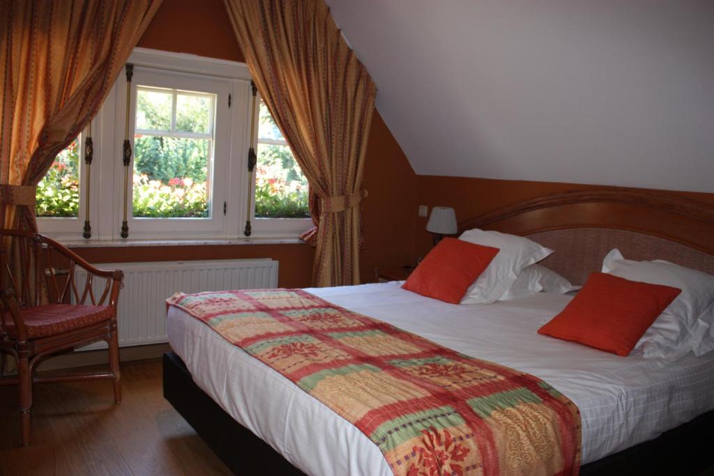 Postel nebo postele na pokoji v ubytování Hotel La Ferronniere