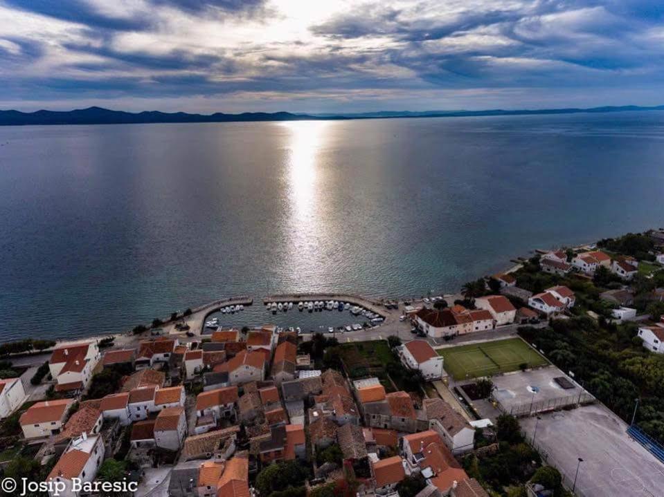 una vista aérea de una ciudad junto al agua en Apartment Milin by the sea-Zadar, en Zadar