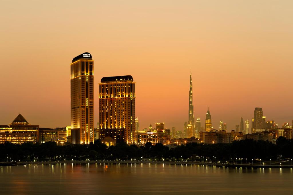 Blick auf die Skyline der Stadt bei Sonnenuntergang in der Unterkunft Hyatt Regency Creek Heights Residences in Dubai