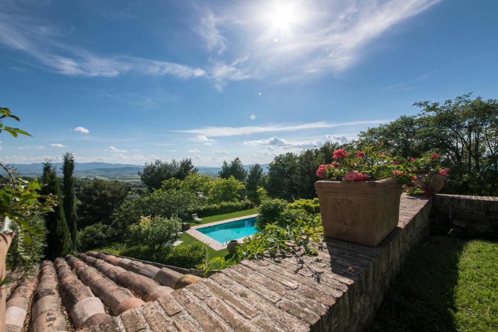 The swimming pool at or close to Casa Dei Lecci