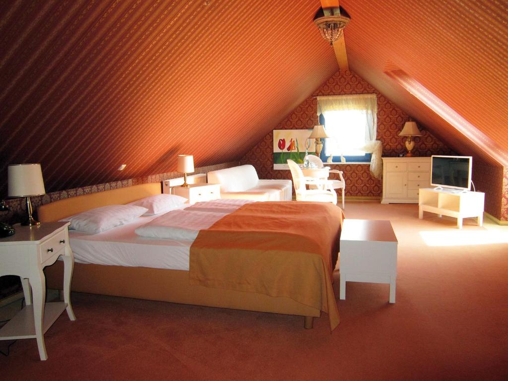 Postel nebo postele na pokoji v ubytování Hotel Klaus Störtebeker