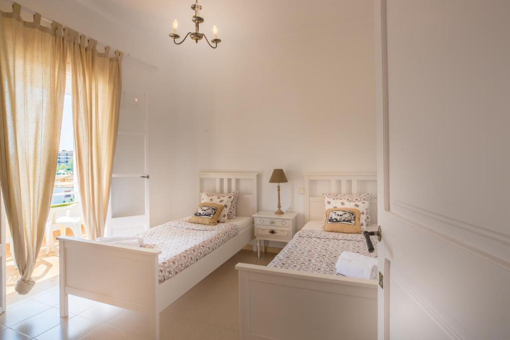 Bella Colina I Vintage Hotel 1953 - Family Room With Balcony