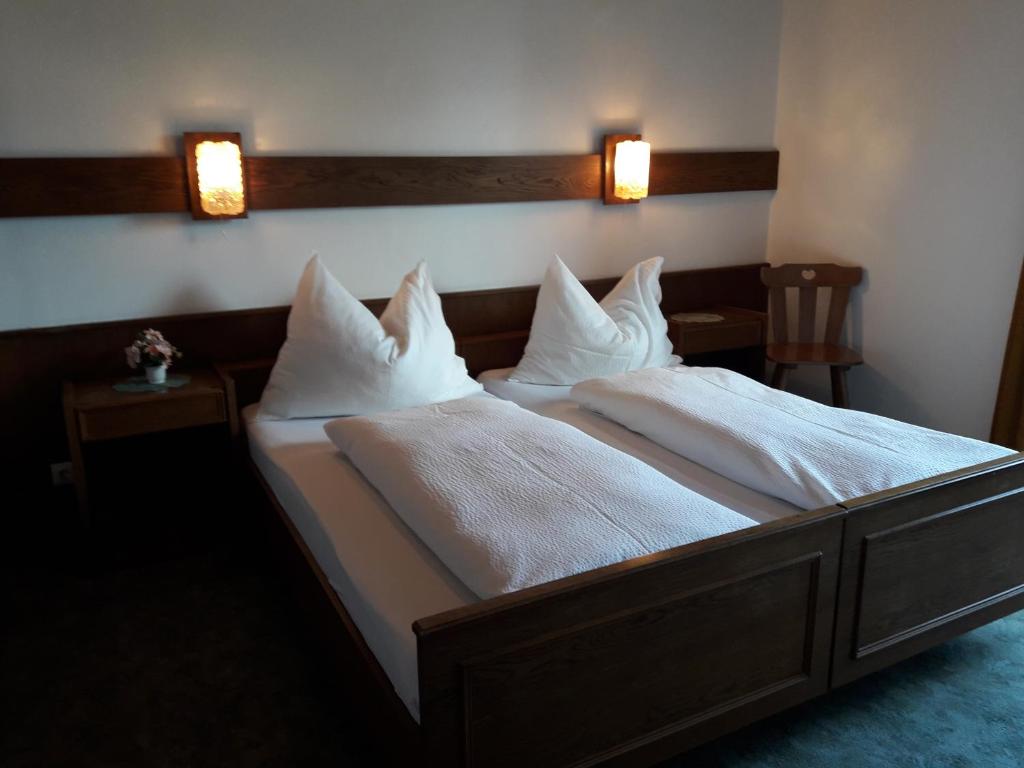 A bed or beds in a room at Ferienpension Garni Hubert Rigelnik