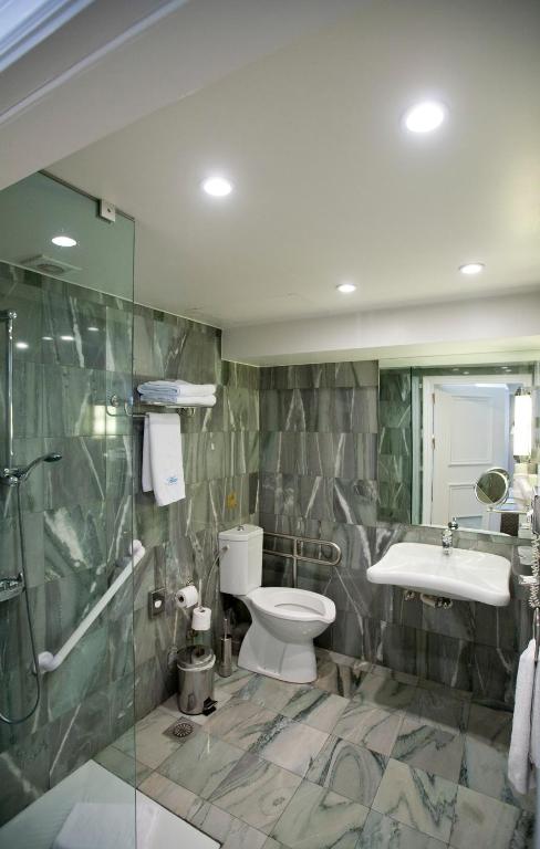 Koupelna v ubytování Hera Hotel