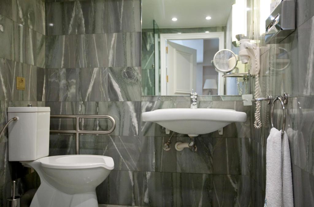 Koupelna v ubytování Hera Hotel