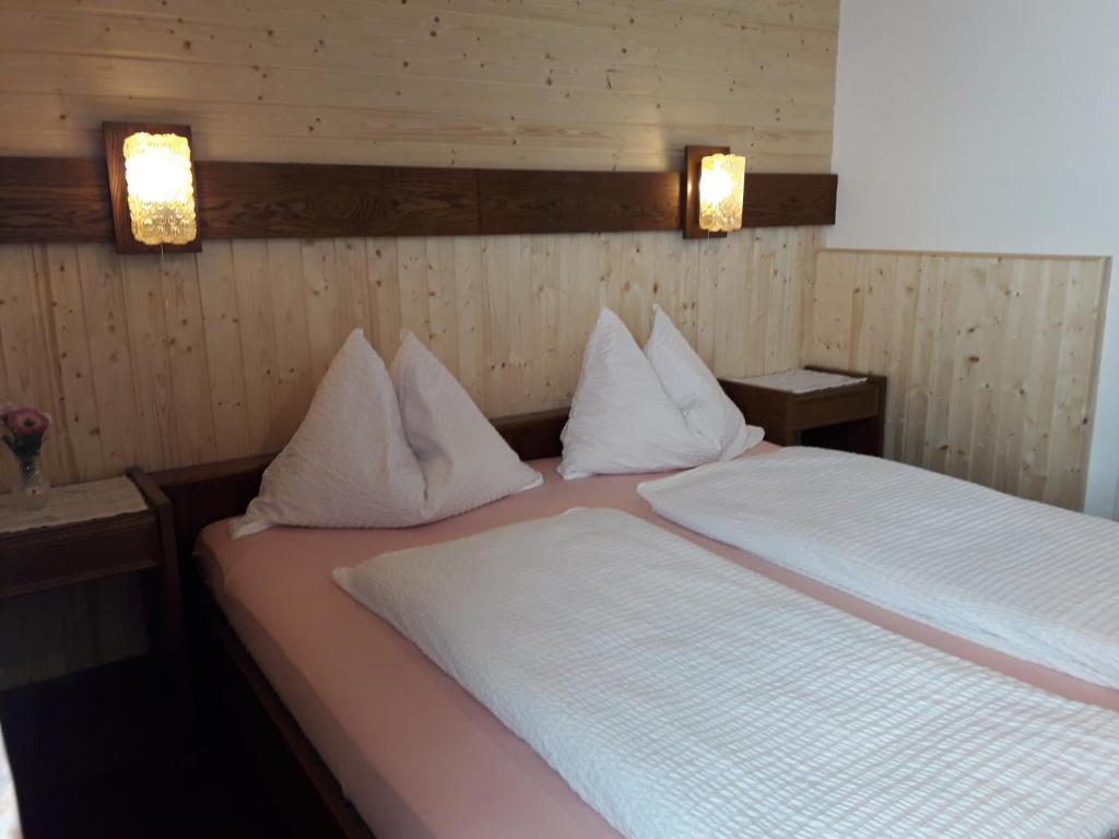 A bed or beds in a room at Ferienpension Garni Hubert Rigelnik