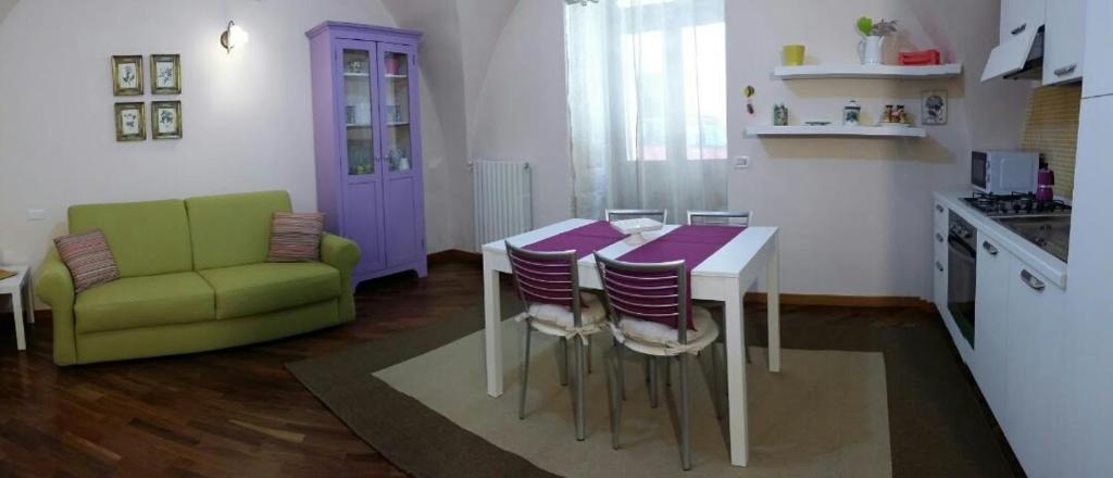 - une cuisine avec une table, des chaises et un canapé dans l'établissement Madre Terra, à Toritto