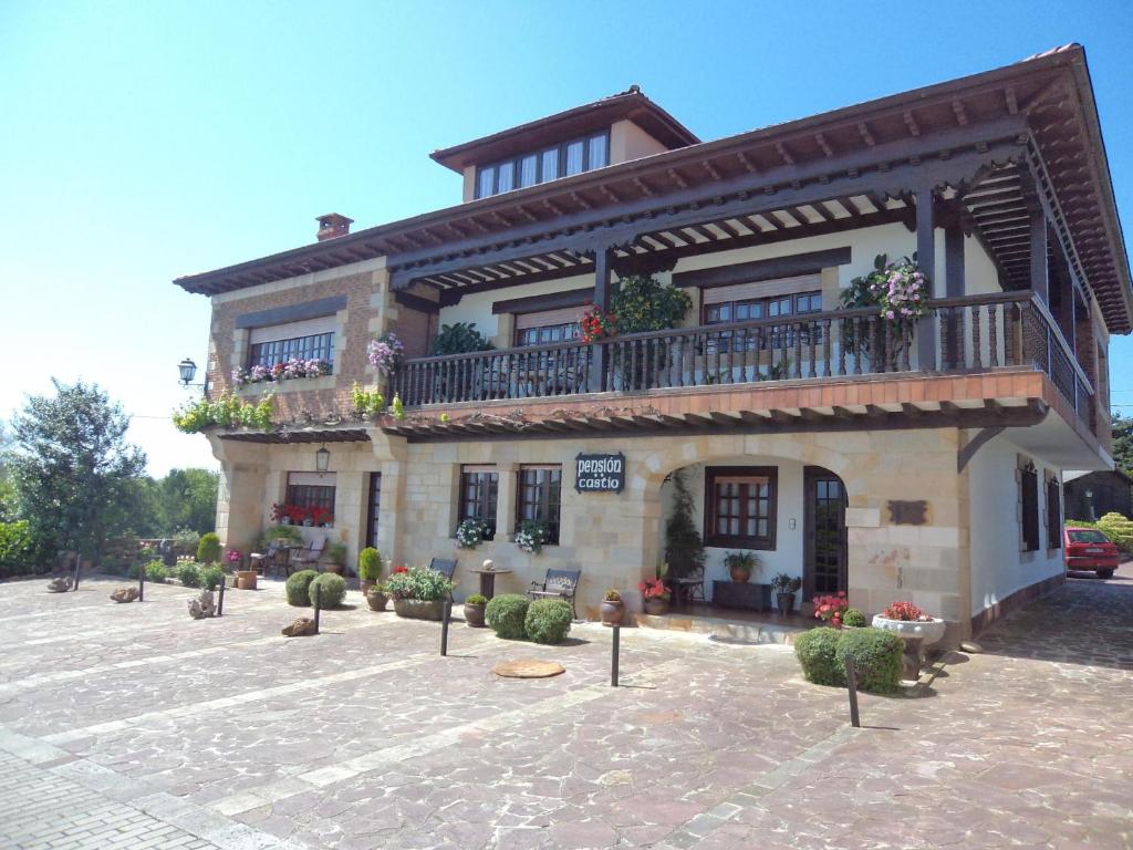 duży dom z balkonem na górze w obiekcie Pension Castio w mieście Santillana del Mar