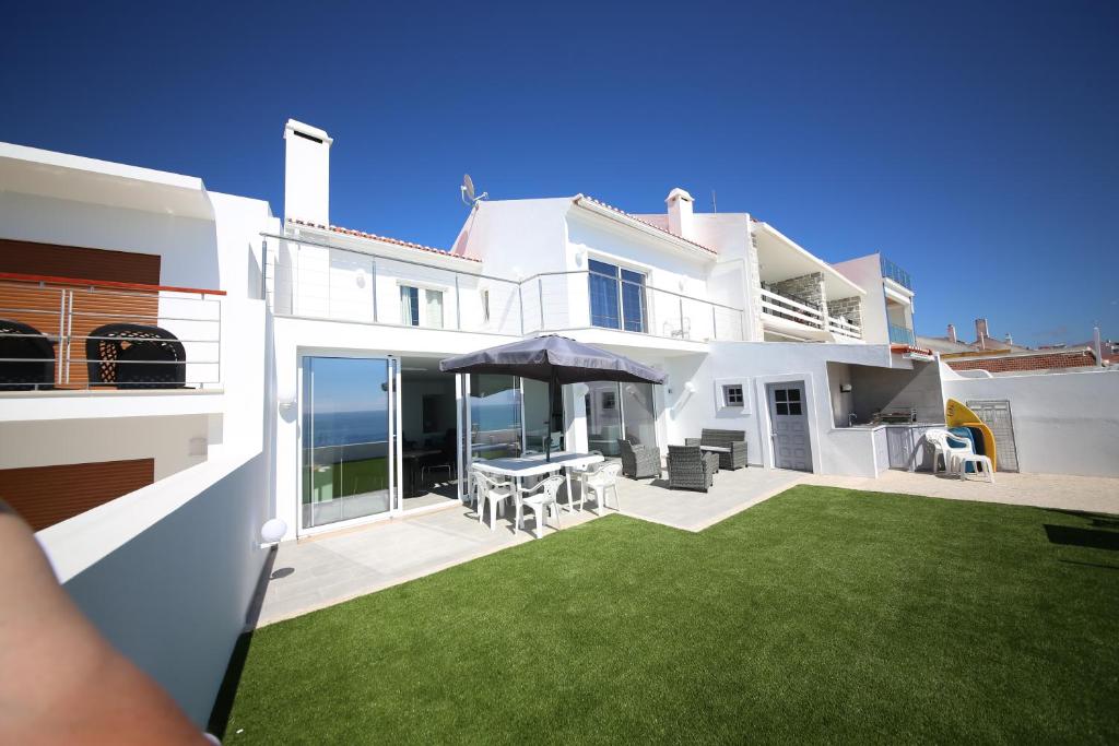 エリセイラにあるCasa da Praia Villaの芝生の白い家