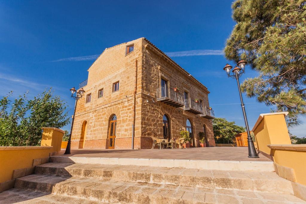 un edificio de ladrillo con escaleras que conducen a él en B&B Il Casale di Federico en Agrigento