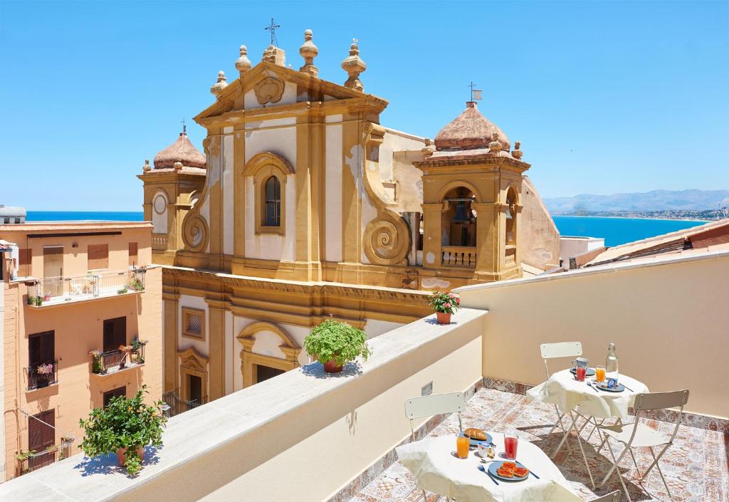 a church on the roof of a building at Ai Gradini Affittacamere in Castellammare del Golfo