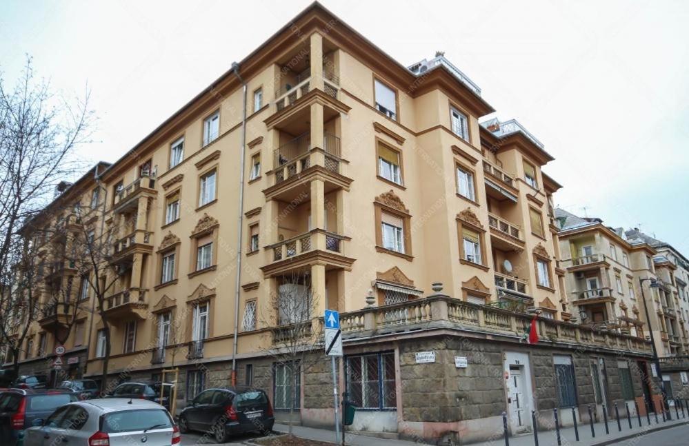 ブダペストにあるKeleti Károly apartmantの大きな黄色の建物