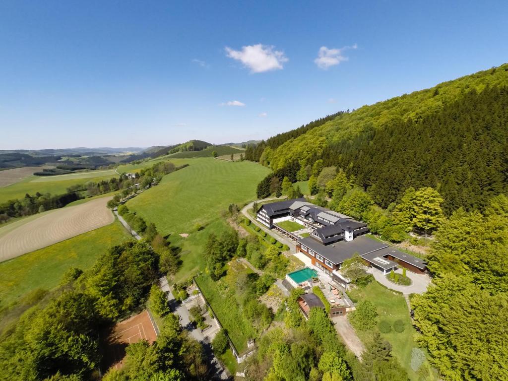 eine Luftansicht eines Hauses auf einem Hügel in der Unterkunft Waldhaus Ohlenbach in Schmallenberg