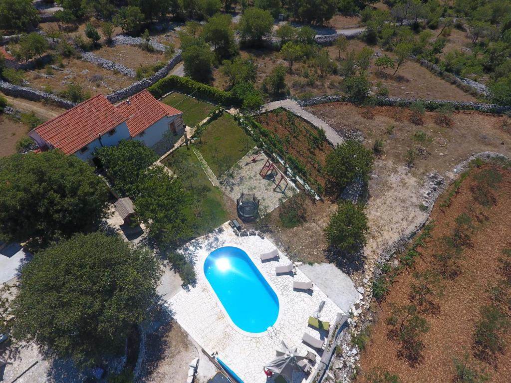 eine Luftansicht eines Hauses mit Pool in der Unterkunft Heaven Country House in Visoka