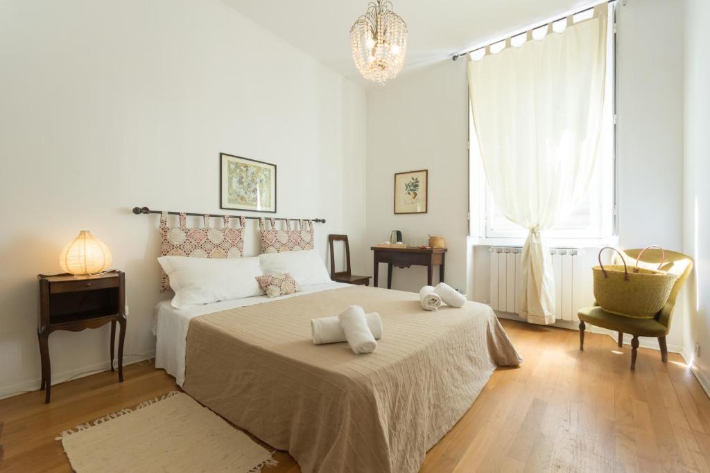 トリノにあるLe Stanze di Saraのベッドルーム1室(ベッド1台、タオル2枚付)