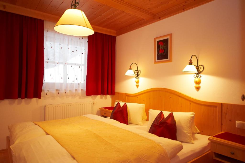 Łóżko lub łóżka w pokoju w obiekcie Pension Hedegghof