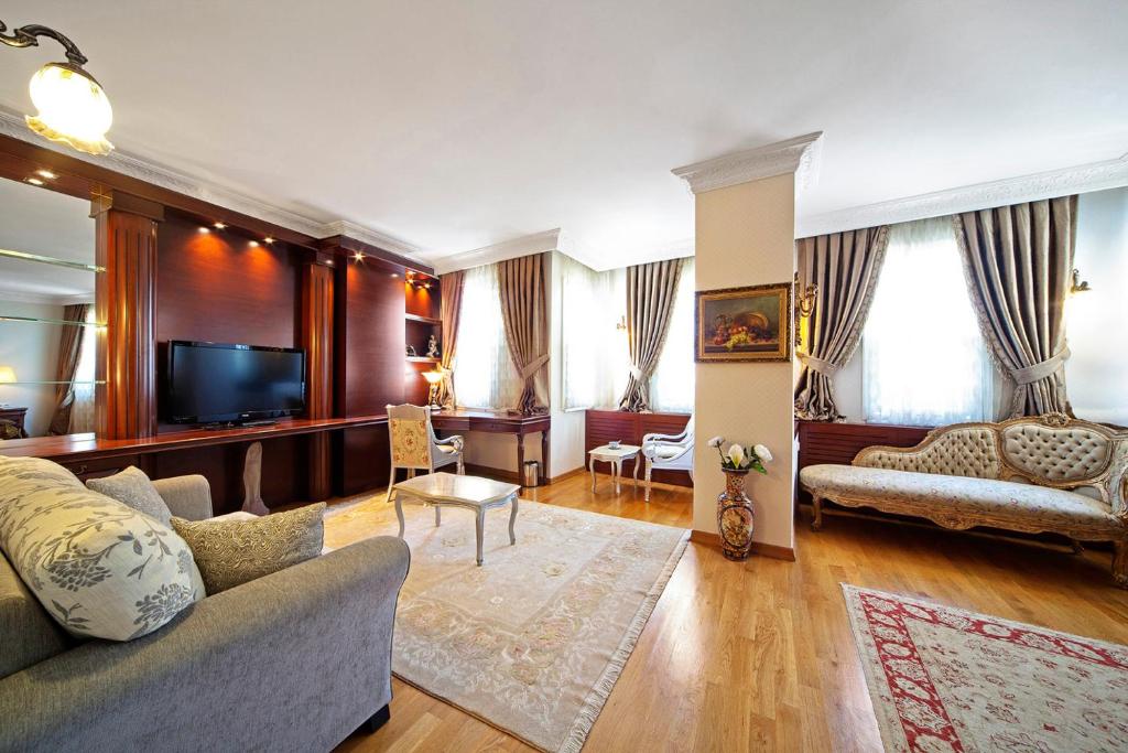 TV a/nebo společenská místnost v ubytování Dilhayat Kalfa Hotel