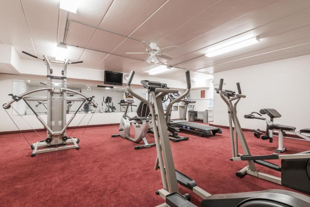 Fitness centrum a/nebo fitness zařízení v ubytování Super 8 by Wyndham Bedford