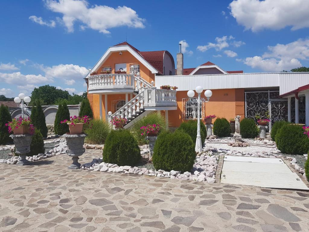 ein Haus mit einem Balkon und einem Innenhof in der Unterkunft Villa Apartment in Rúbaň