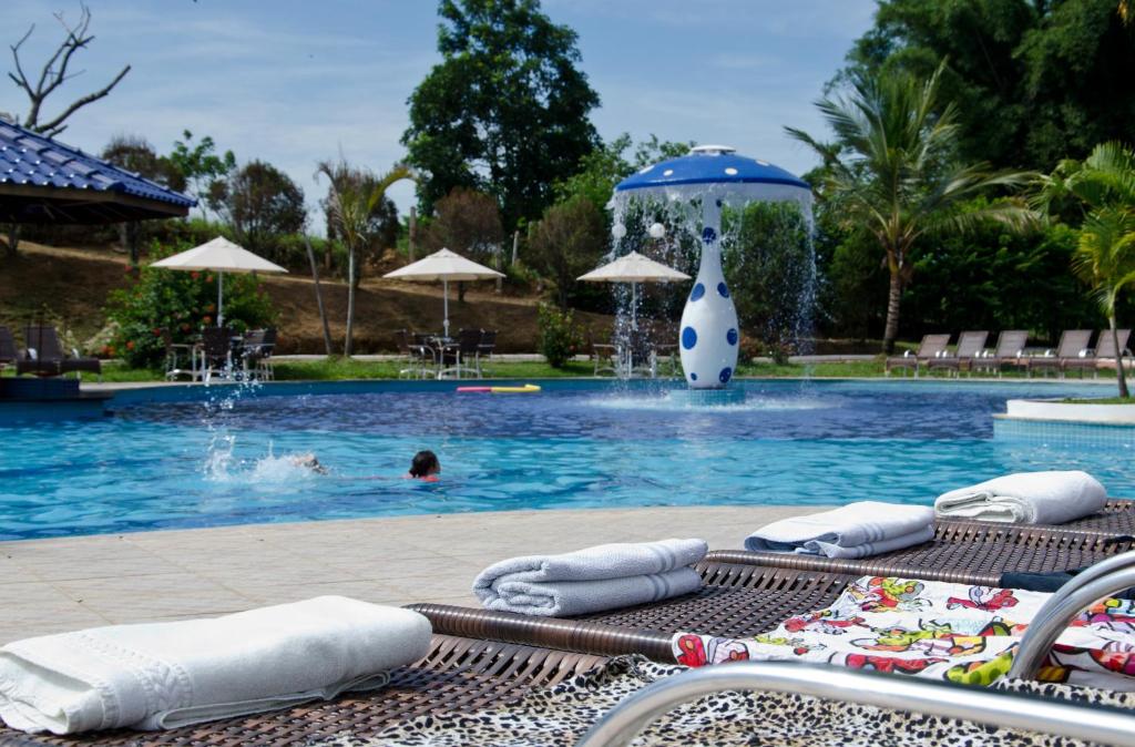  Colonial Plaza Hotel