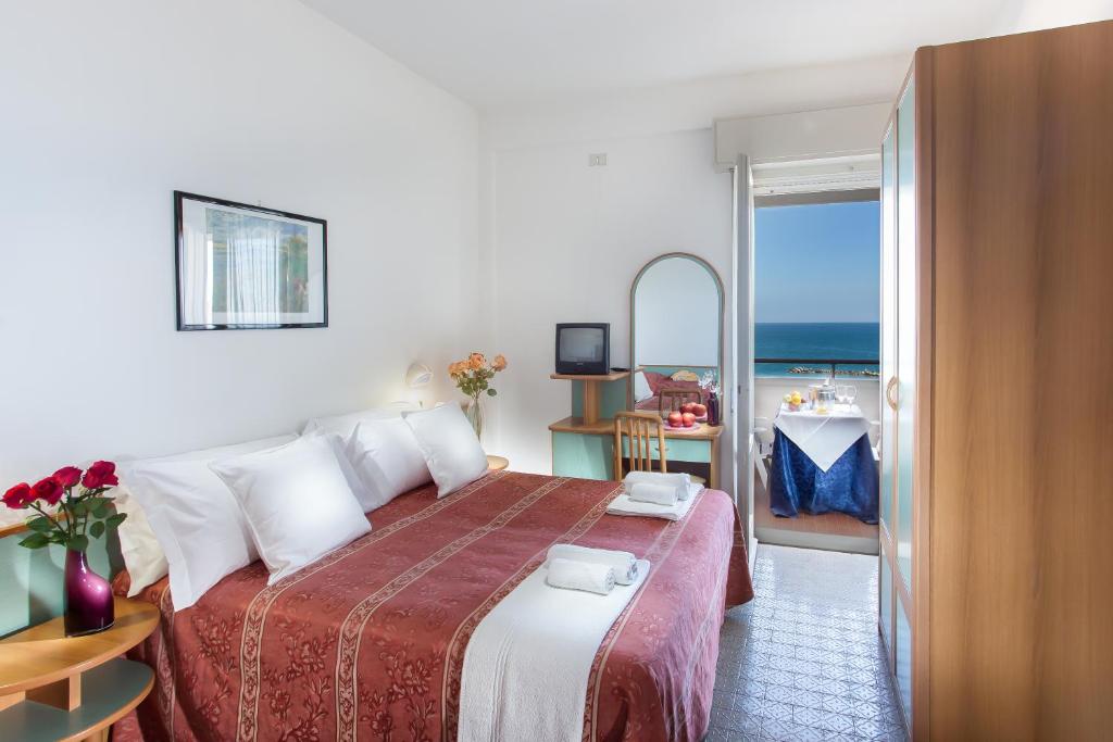 - une chambre avec un lit et une vue sur l'océan dans l'établissement Hotel Miramare, à Gatteo a Mare