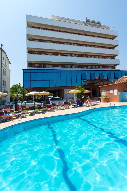 Bazén v ubytování Hotel Miramare nebo v jeho okolí