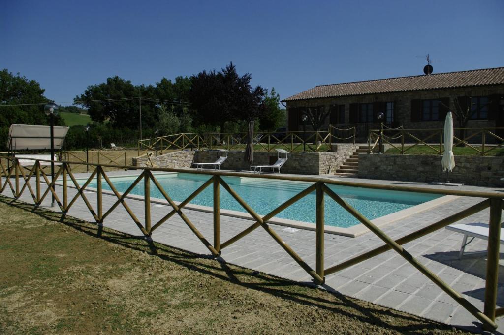 The swimming pool at or close to Agriturismo Il Falco