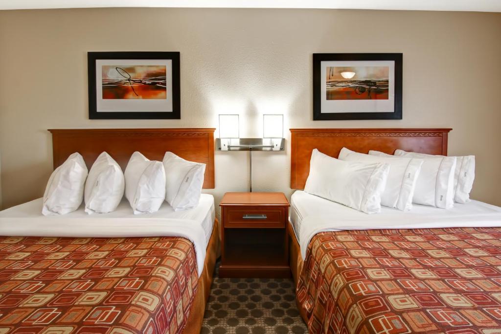 Canalta Rocky Mountain House - Sala Regina Con Due Letti Queen E Divano Letto