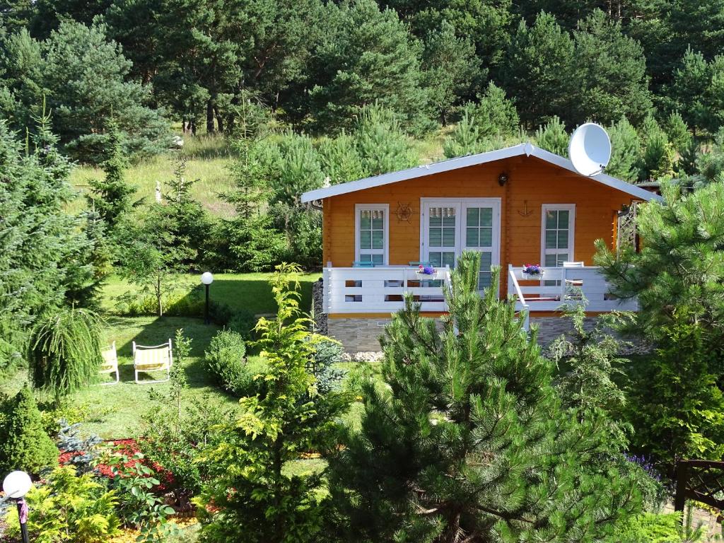 Lesny domek في مينززدرويه: منزل صغير وسط حديقة
