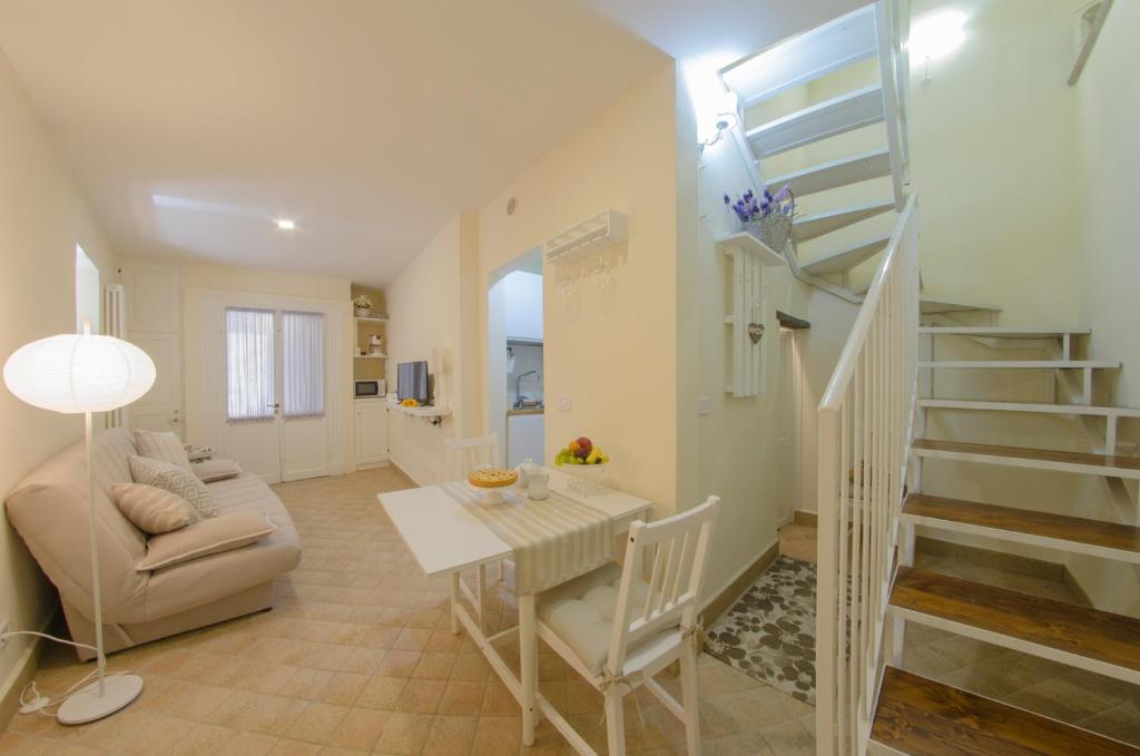 コルトーナにあるLa Nicchia - Serena Tuscany Homesのリビングルーム(テーブル、階段付)