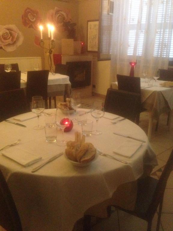 a table with glasses and a plate of food on it at B&B Le Stanze del Moro in Pállare