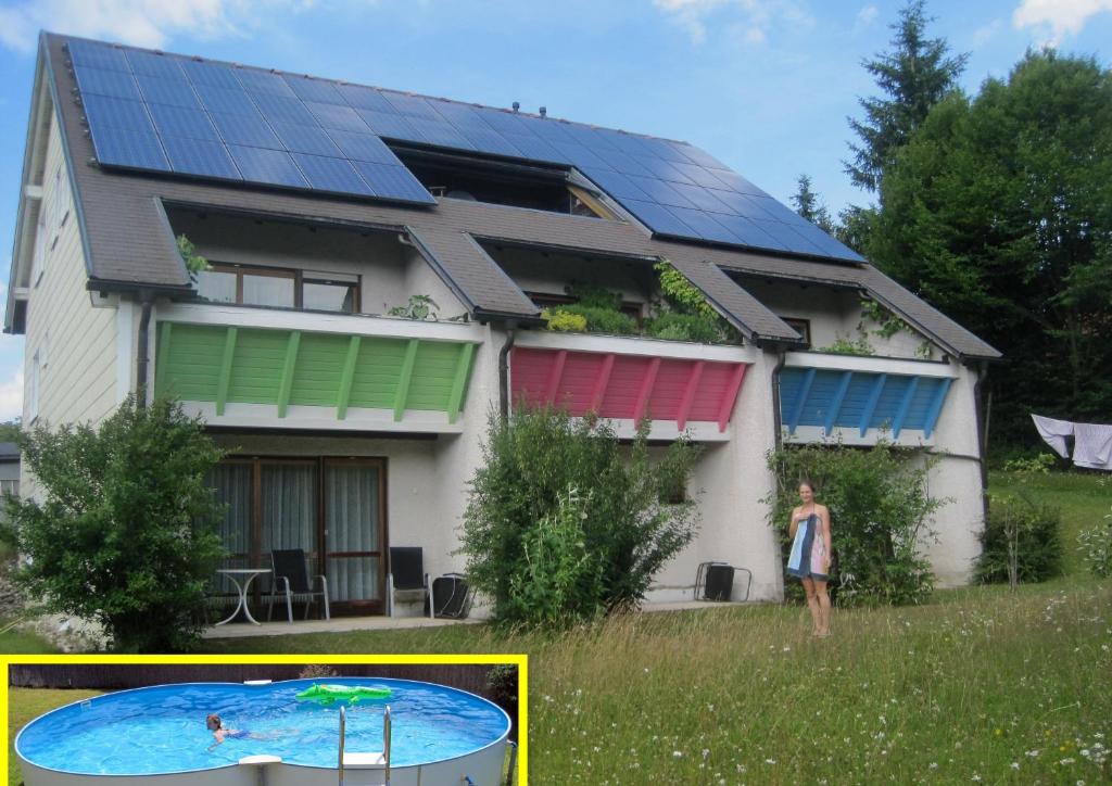 une maison avec des panneaux solaires en haut dans l'établissement Gästehaus Sonneck, à Bischofsgrün