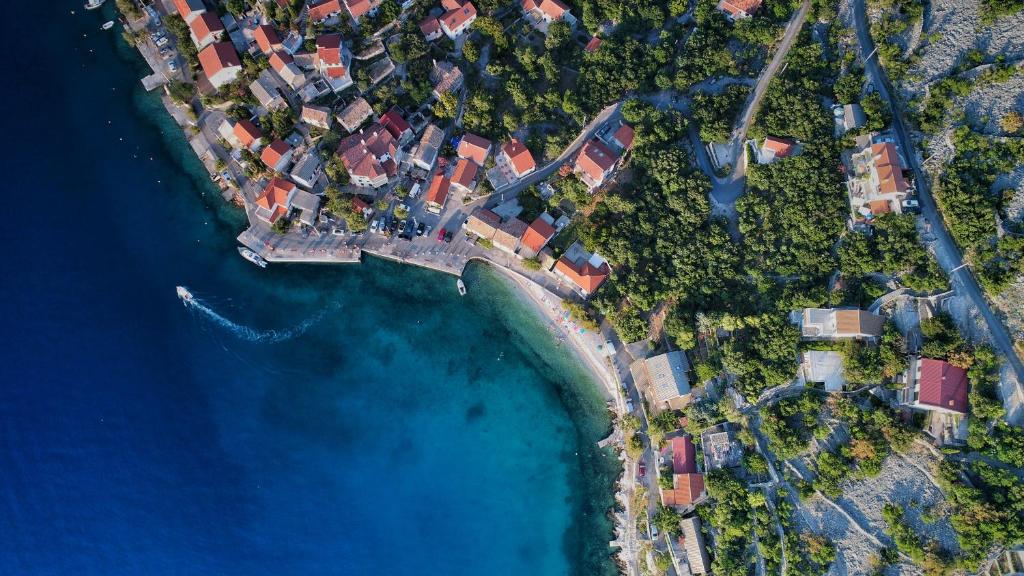 una vista aérea de un pueblo a orillas del océano en Apartments Stokic, en Donja Klada
