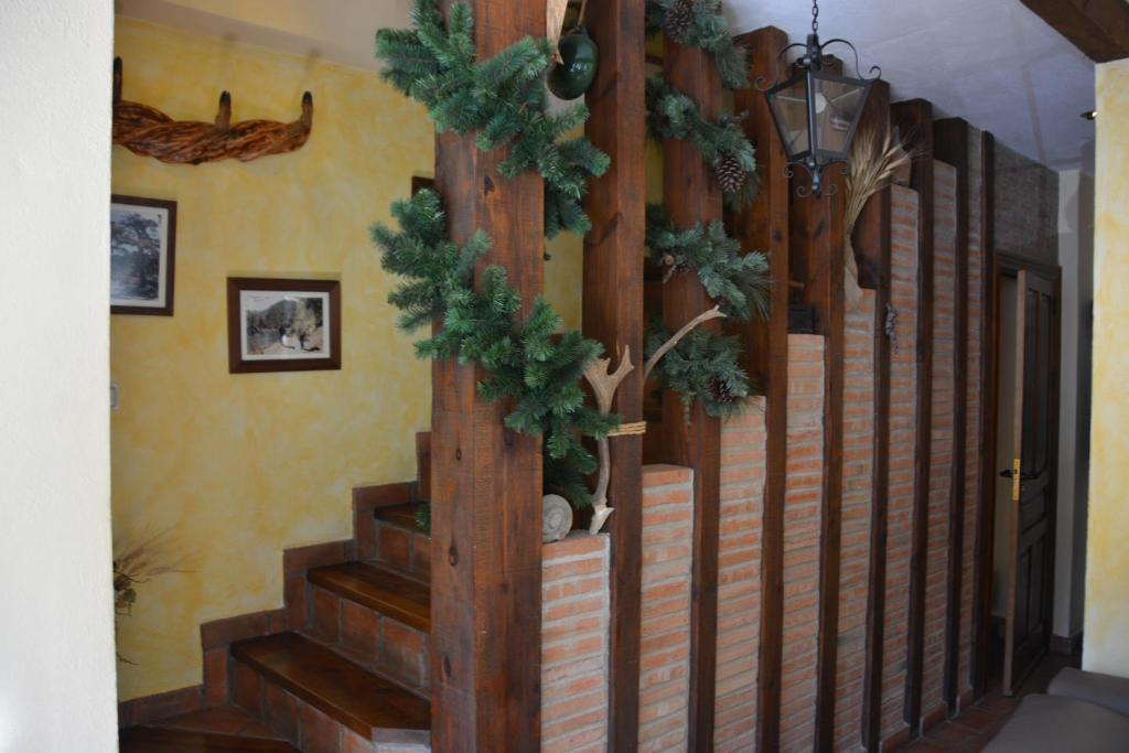 カソルラにあるLa Orospedaの木製の階段を用いた廊下