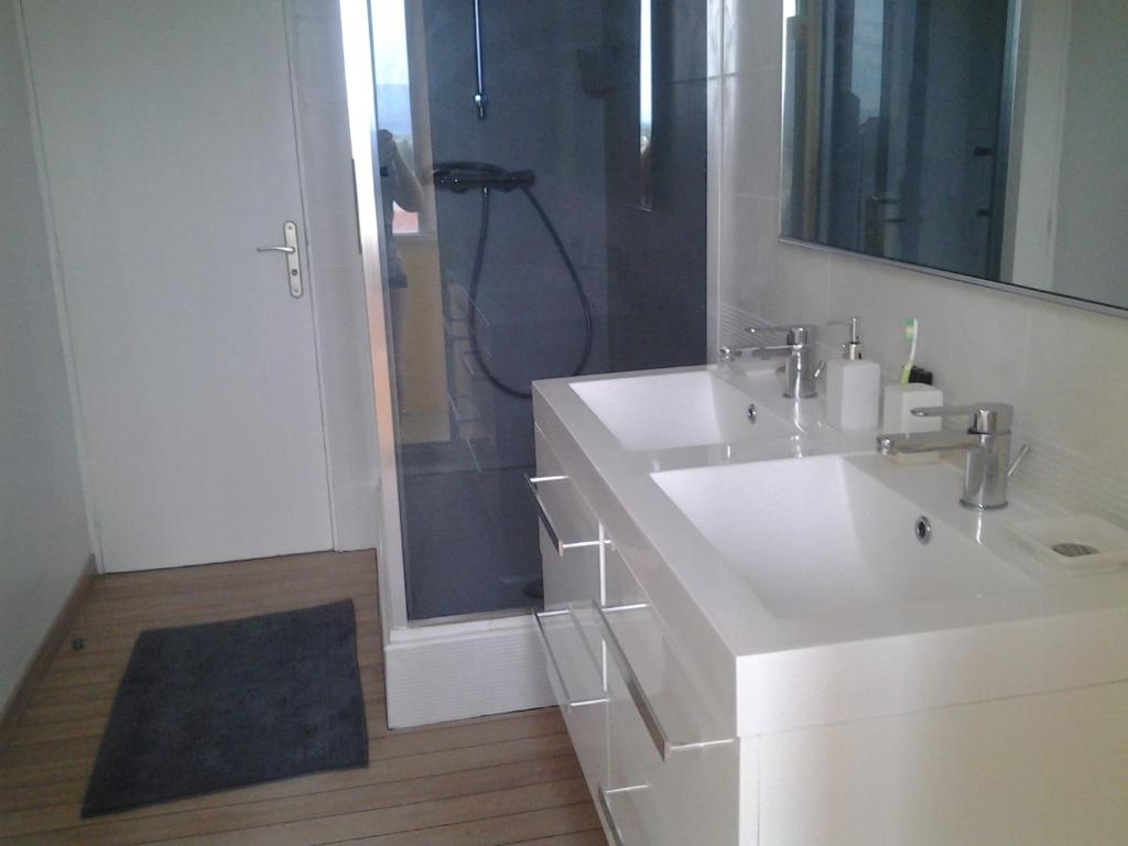 a white bathroom with a sink and a shower at Station balnéaire Pradet entre Toulon et Hyères proche plages in Le Pradet