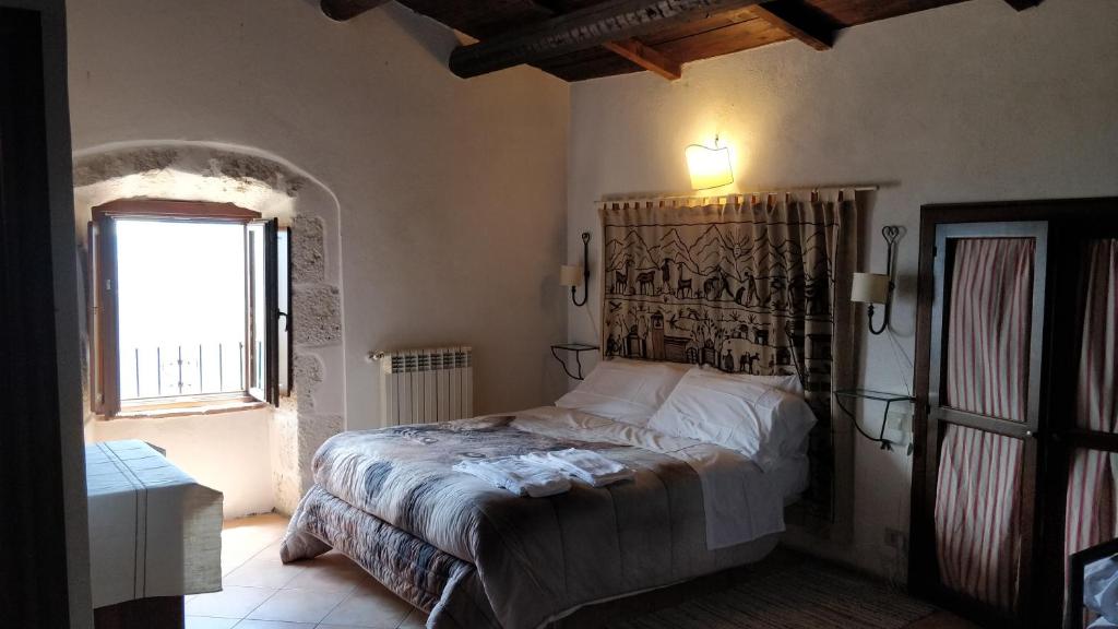 Postel nebo postele na pokoji v ubytování La Taberna di Rocca Calascio
