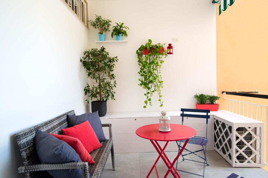 un soggiorno con divano e tavolo rosso di Magnifico b&b a Sorrento