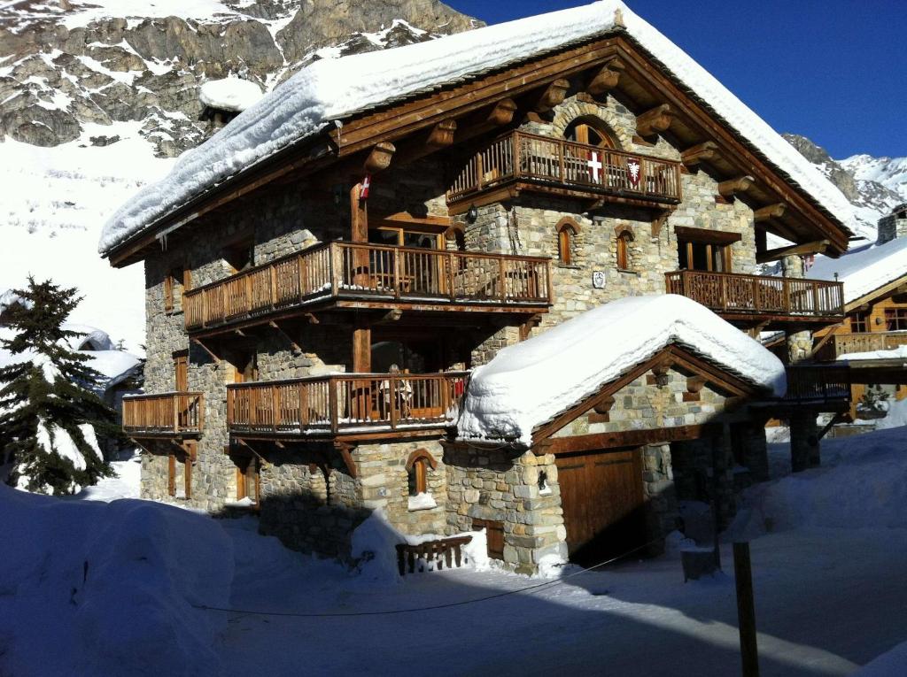 a log cabin with snow on the roof at Chalet l'Avalin in Val dʼIsère