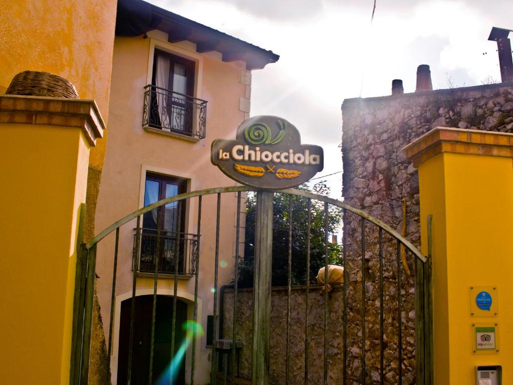 La Chiocciola في Trentinara: بوابة الى مبنى عليه لافته