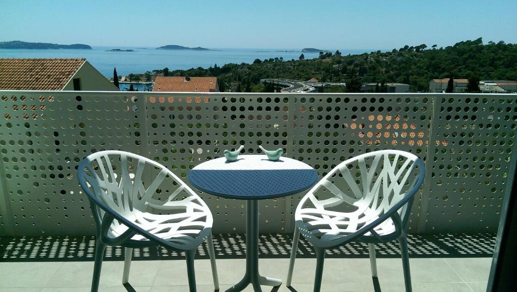 uma mesa e 2 cadeiras numa varanda com vista em Apartment Blue Mediteran em Mlini