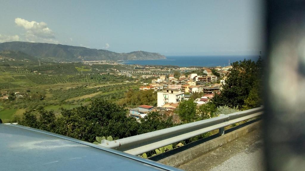 - une vue sur la ville depuis une voiture sur une route dans l'établissement Tipica casa d'altri tempi, à Furnari
