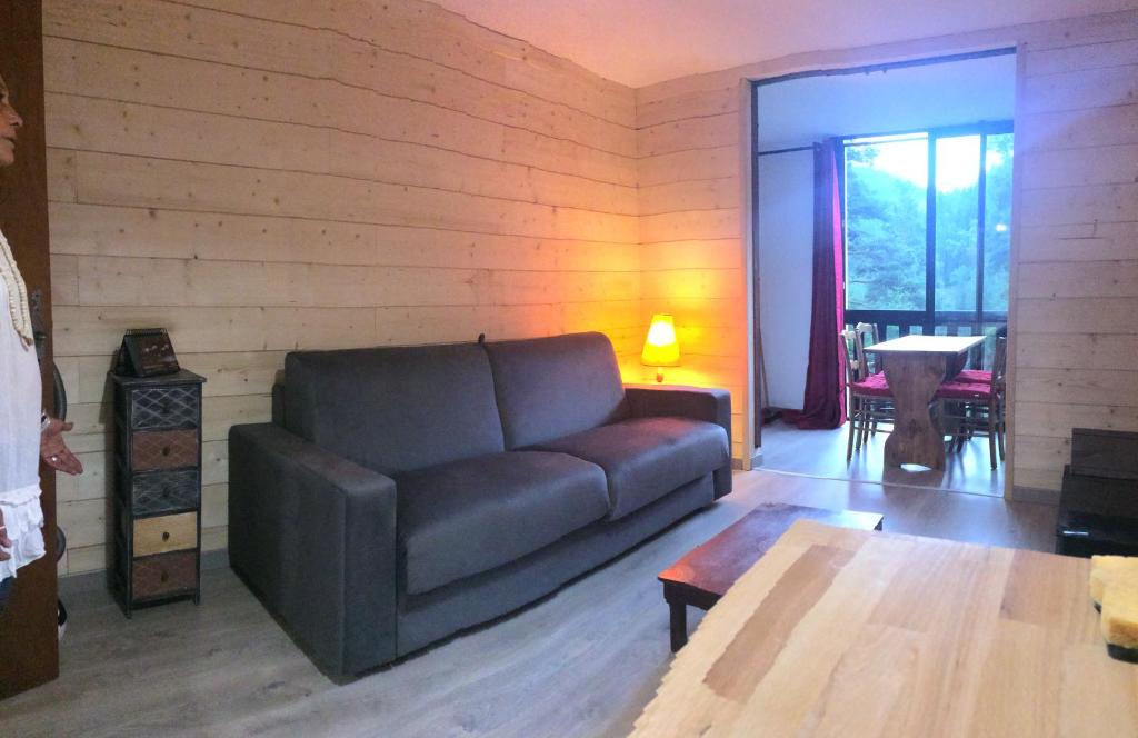een woonkamer met een bank en een tafel bij le mélèze in Valdeblore