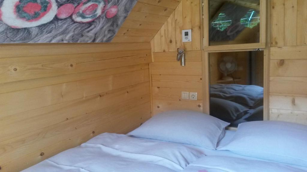 Giường trong phòng chung tại Kamp Jankovic