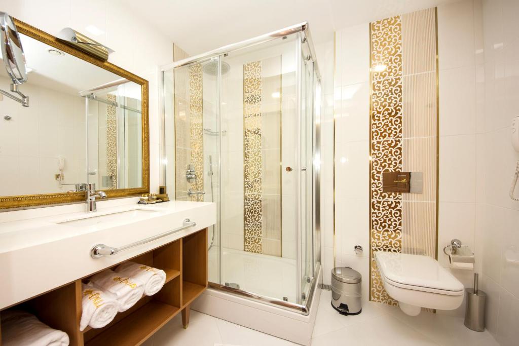 A bathroom at Aprilis Hotel - Special Category
