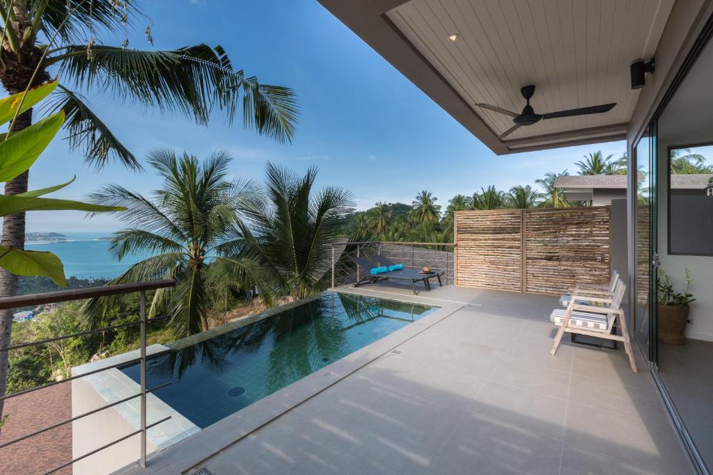 una piscina en el balcón de una casa en Villa Yao Noi at Comoon, en Chaweng Noi Beach